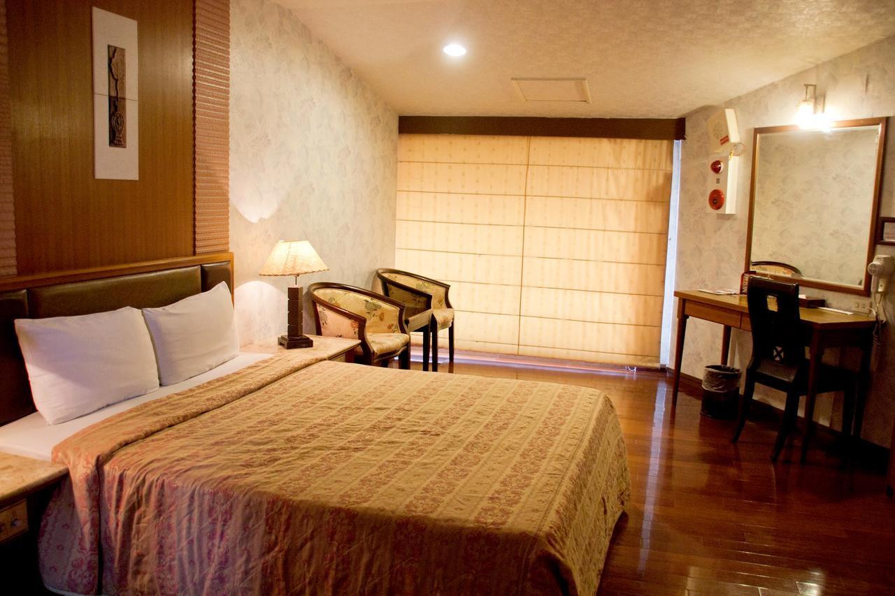 Paiwei Motel Tainan Exterior photo